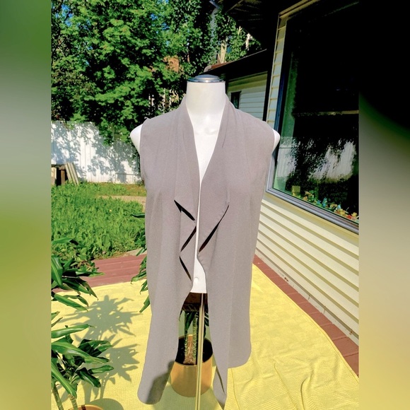 Suzy Shier Jackets & Blazers - Suzy Sheer Women’s Medium Green Vest/ Shawl